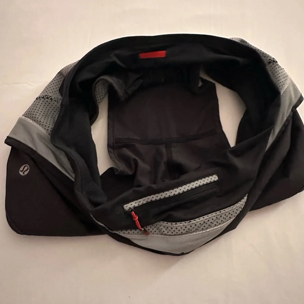 Special Edition Lululemon Run: Speed Short *Reflective, 2.5”2-Way Stretch Size 4 - Picture 9 of 12